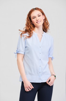 Chemisier professionnel de plage rayé col ouvert coupe cintrée