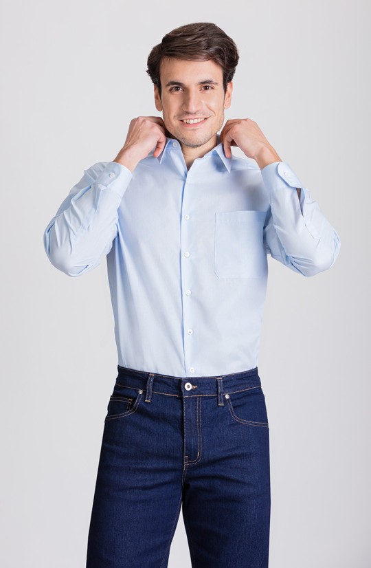 Chemise de service hôtelier bleu ciel