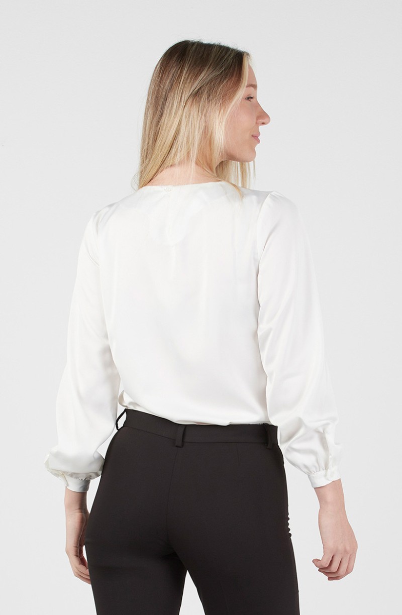Blouse habillée réceptionniste d'hôtel