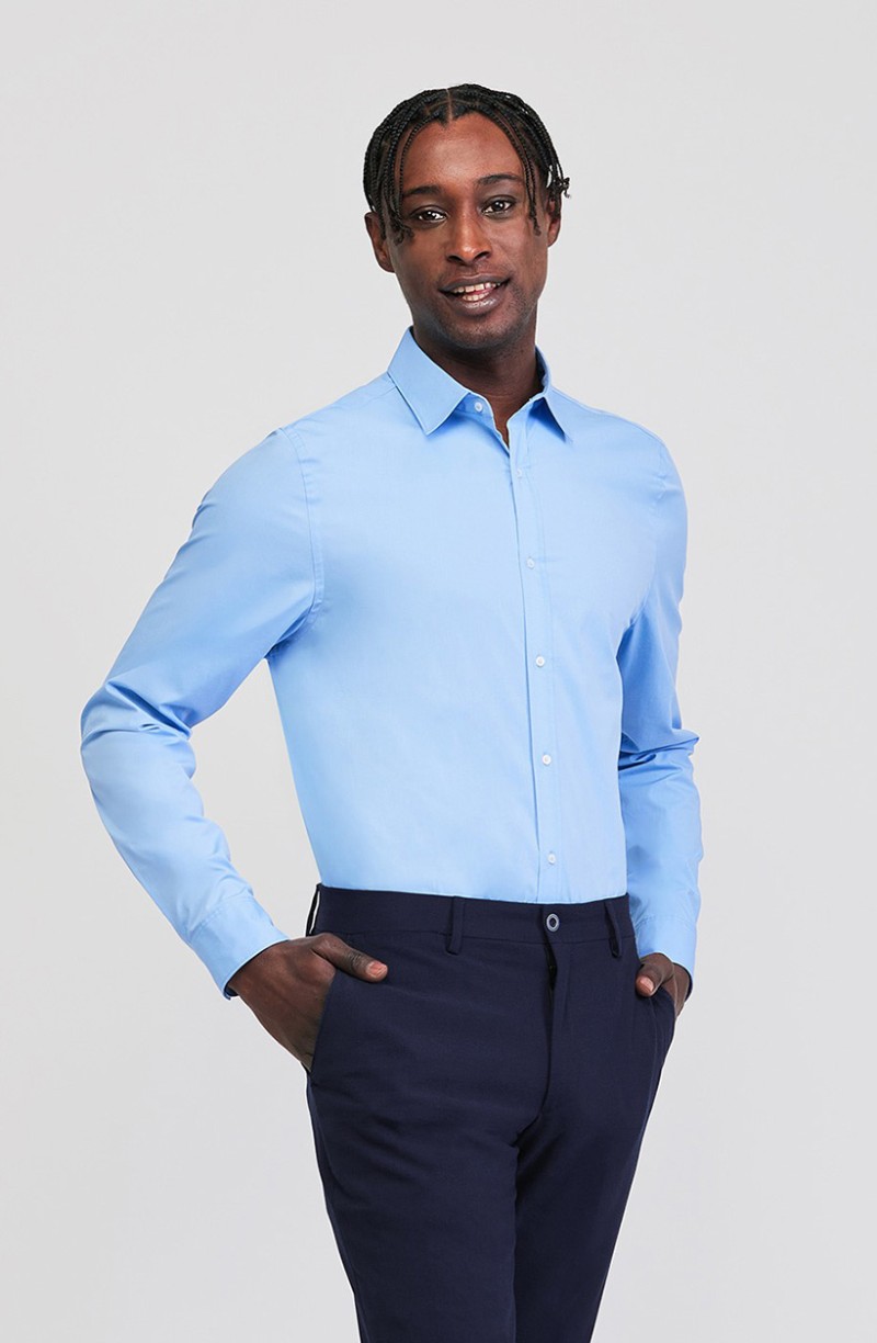 Chemise d'hôtellerie bleu ciel près du corps