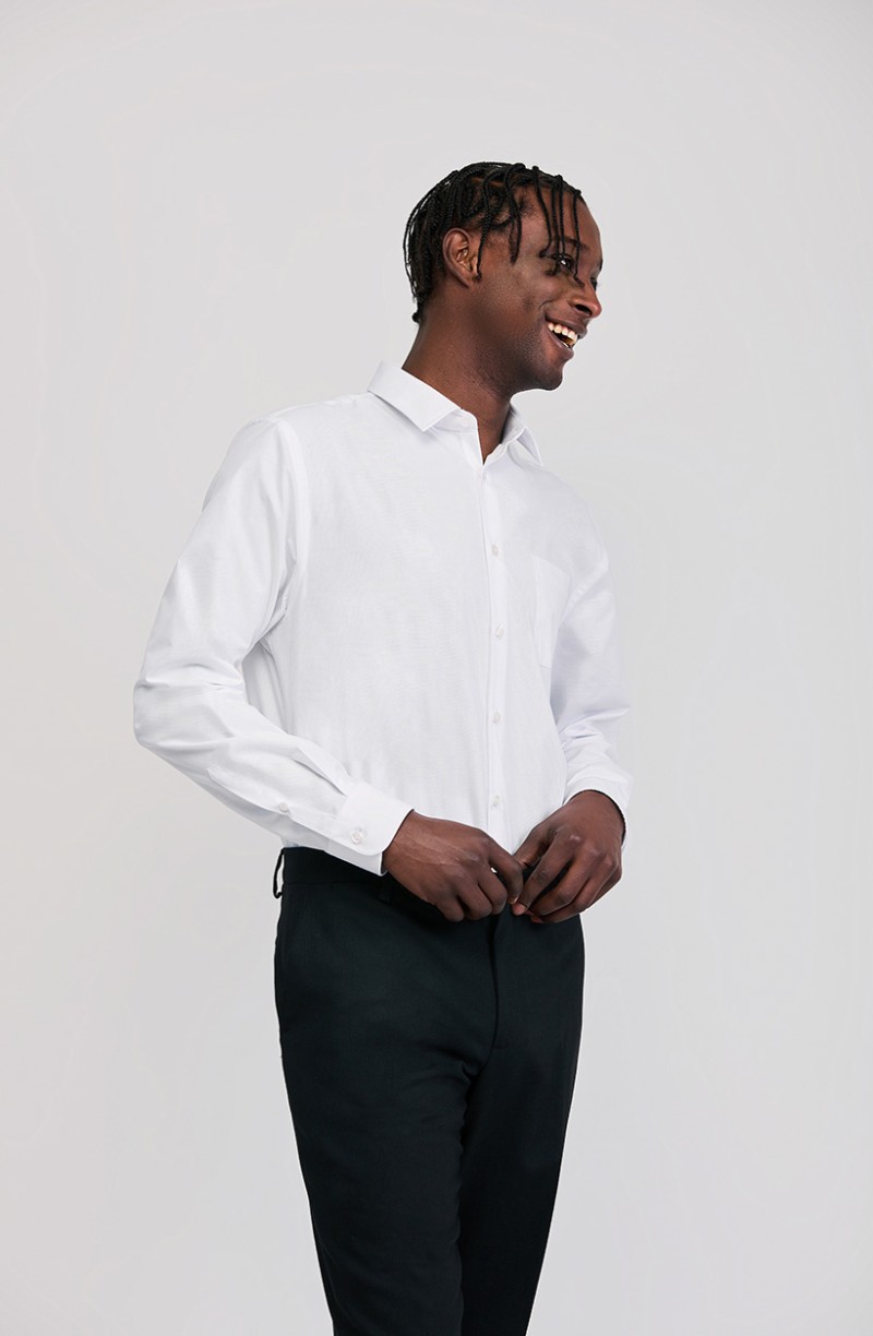 Chemise blanche de réceptionniste d'hôtel