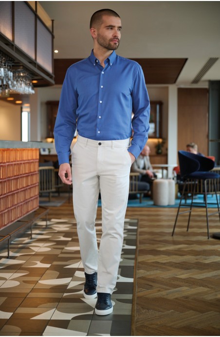 Chino homme coupe slim stone
